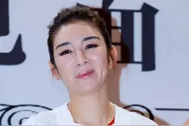 39岁黄奕脸蛋晶莹剔透如塑料，表情发僵一笑就尴尬图片