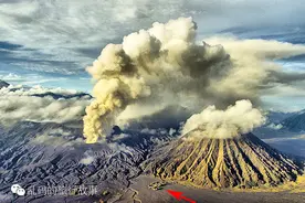 实拍印尼火山喷发毒气遮天蔽日 游客冒死拍摄被呛晕图片