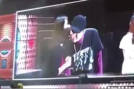 爆! 权志龙与粉丝互动被亲图片