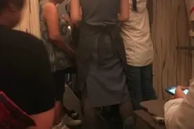 飞机上抽烟，全机震惊！图片