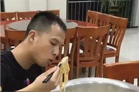 精瘦的消防员吃掉一脸盆泡面,连盆底最后剩下的一点残汤喝完了图片