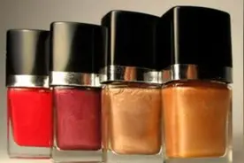 农村妇女都喜欢做的事，指甲花染指甲看谁染的更好看！图片