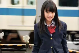 日本女人为什么从小学生开始就穿超短裙？图片