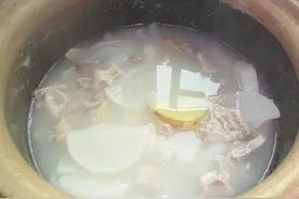猪肺加上白萝卜做汤 汤白味鲜 还有润肺的功效图片