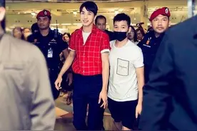许魏洲现身曼谷 海外人气爆棚 造成机场瘫痪图片