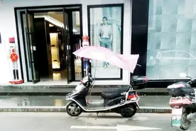 电动车装遮阳伞 清凉与危险并存图片