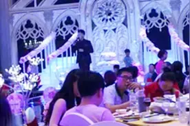 司仪在婚礼上唱《失恋阵线联盟》图片