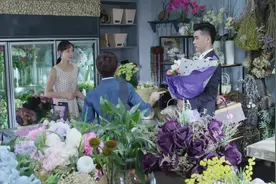 男子送花给心仪的女子，不料竟被她转手卖出去，这下尴尬了视频封面