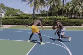 博格巴和卢卡库一对一单挑打篮球！原谅我根本分不清谁是谁图片