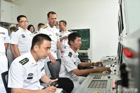 美海军作战部长曾是核潜艇艇长，访问中国海军潜艇学院观察很仔细图片