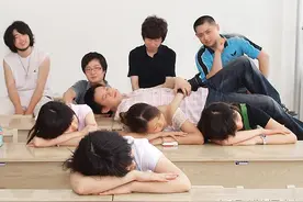 一首诡异的现代诗，超现实的“荒诞”与“非理性”图片