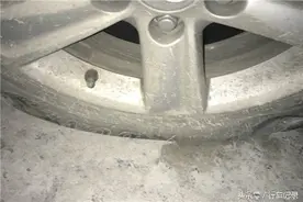 车胎扎上钉子怎么办？拔还是不拔？图片
