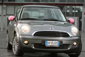 低调林心如三度换车：最终选择外形独特的MINI COOPER图片