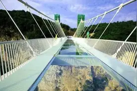 张家界玻璃天桥让多少人跪着回来？图片