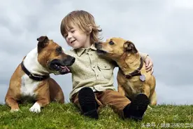 经常与狗儿“亲亲”，可能会染上狂犬病图片