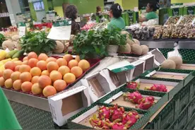 试吃所有水果，还要求打包回家继续吃图片