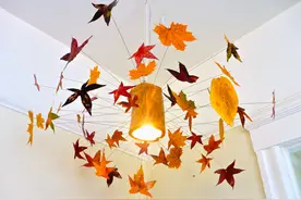 将木头掏空进行改造并粘上枫叶，就能得到这样专属的枫叶灯图片