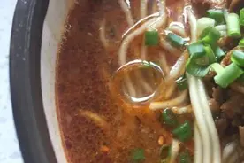 我的隐形眼镜掉到麻辣肉丝面里了，洗洗还能戴回去吗图片