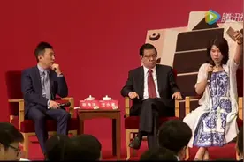 董明珠怒摔手机展示品质，眼尖的网友：下面铺的是地毯图片