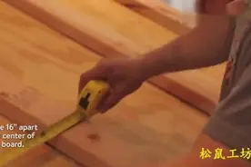 木工装修家里的电视背景墙做了一个木板式