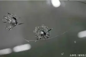 挡风玻璃出现裂裂缝，是继续用还是更换？图片