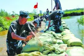 200名官兵驰援童家湖 10小时为工业园筑起一道拦水坝图片