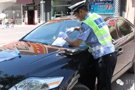 注意！在济南乱停车即便车里有人也会被抓拍，别再抱有侥幸心理！图片
