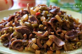 酸豆角炒鸡胗，照我这么做，鸡胗脆又嫩，下酒下饭就靠它了！图片