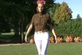 美国女人赤裸上身被万只蜜蜂叮满图片