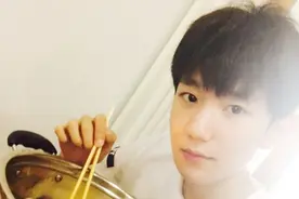 TFBOYS王源吃妈妈煮的面直接用锅，比前几天拿盆吃更抢眼图片