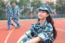 温州大学军训萌妹子 清纯不亚于奶茶妹妹图片