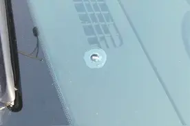 高速开车玻璃被小飞石撞了一定要及时处理，这几个问题一定要注意图片