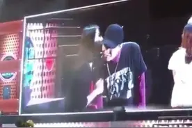 BigBang见面会权志龙遭偷亲，粉丝怒扒女子杨茵茵！图片
