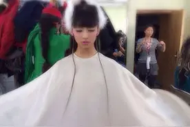 不愧是杨丽萍的侄女，可爱的小彩旗现在竟比刘诗诗还有气质！图片