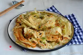 层次分明的手抓饼原来要这样做！葱香浓郁，外焦里嫩，太好吃了！图片