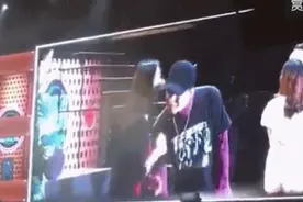 陈伟霆薛之谦被粉丝亲！一脸蒙逼的男神如何对待亲他的妹子？图片