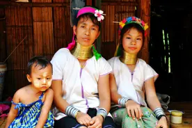 奇葩的传统习俗，用铜圈缠脖颈的“长颈族”图片