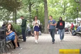 男生街头搭讪女生被拒，这时一个流浪汉走了过来，局面顿时反转图片