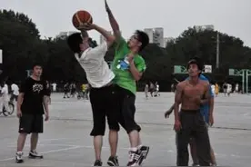 野球场众生相     什么玩意都有  不知道谁是天下第一？图片