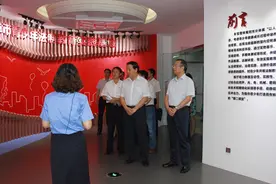 省人大常委会副主任梁卫国一行莅临我院参观蚌埠市青少年法制教育图片