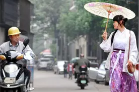 小姑娘一直穿汉服，自己做汉服，她做的衣服很美丽图片