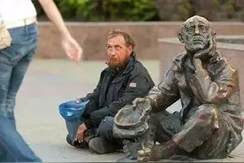 搞笑图片：看来乞丐这行也不好混呢！图片