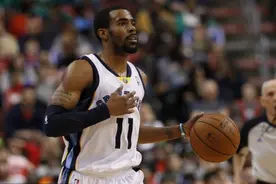 康利拿顶薪的原因之一居然是有罚球线前一步起跳扣篮的老爸图片