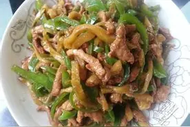 给老公做两个菜，倒一小杯酒，最惬意了，老公说别无他求了图片