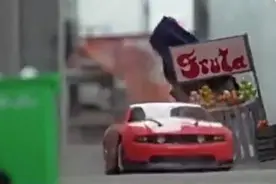 老外玩的溜，遥控车上演迷你版的速度与激情视频封面