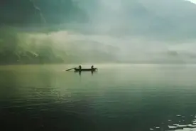 《搁浅的微笑》——用诗歌唤醒尘封的记忆图片