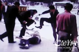 雇主身体太弱，遭恶保镖看不起，支付工资还被联手殴打图片