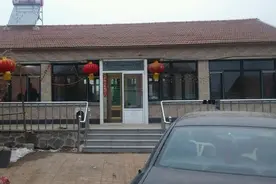 带孩子回老家过暑假发现家羊不吃草，兽医找到的原因让人啼笑皆非图片