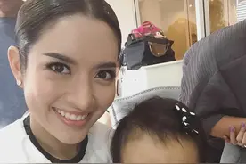 泰星Aff一家逛商场，女儿是小吃货，和妈妈比做鬼脸！超开心。图片