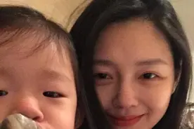 大s晒儿子女人卖萌照，全身充满母校光辉图片